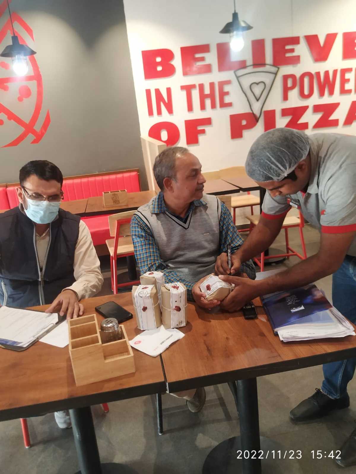 फूड सेफ्टी विभाग की टीम ने पिज़्ज़ा हट डोमिनोज पर मारा छापा